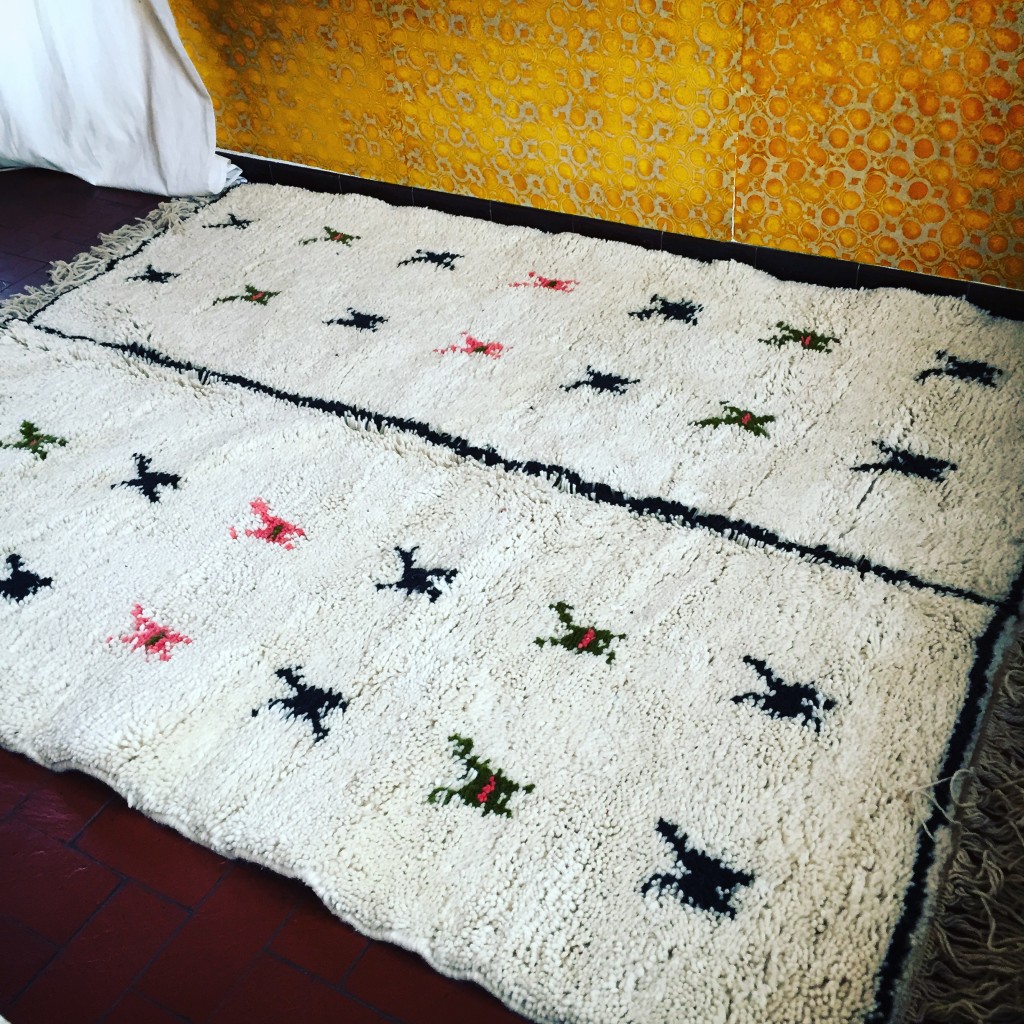 un vrai tapi en laine vraient tissé au Maroc ! Motif que nous appelons entre nous Space invaders...Mais qui est d'inspiration traditionnelle Berbère.